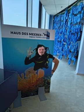 Lustiges gestelltes Taucherfoto von einem Mann im Haus des Meeres in Wien