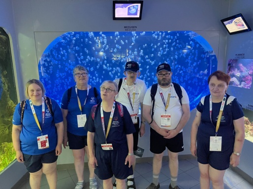 Gruppenfoto im Haus des Meeres vor einem Aquarium