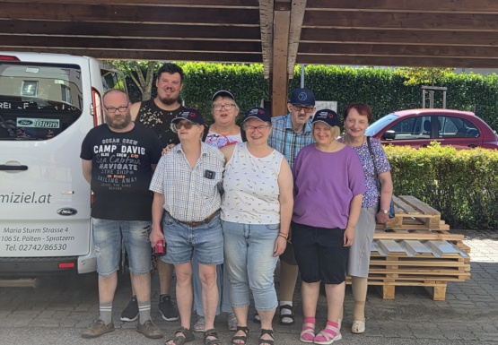 Gruppenfoto bei der Abfahrt vor dem DomiZiel Bus