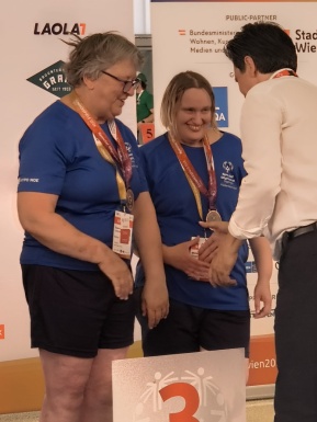 Zwei Sportlerinnen denen zum 3. Platz gratuliert wird
