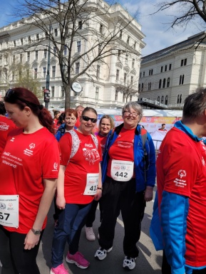 Gruppe von Damen lässt vor der Sportveranstaltung ein Foto von sich machen