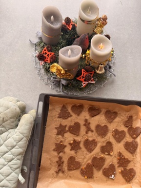 Ein Backblech mit Keksen