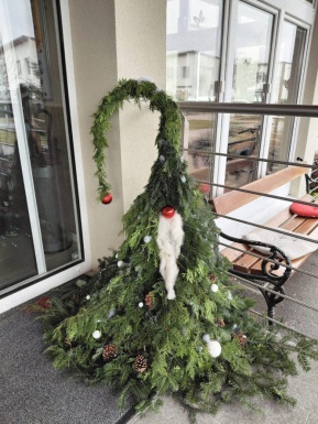 Ein Wichtel aus Tannenzweigen