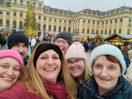 Gruppenfoto vom Weihnachtsmarkt in Schönbrunn