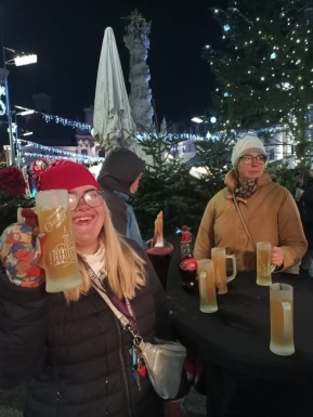 Zwei Frauen am Stehtisch mit Punschgläsern