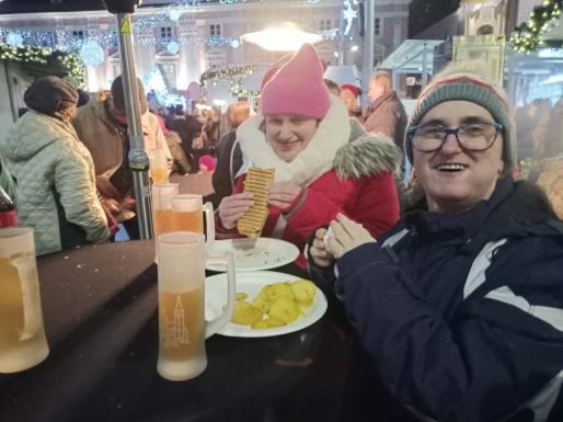 Zwei Frauen am Stehtisch mit Punsch und Speisen