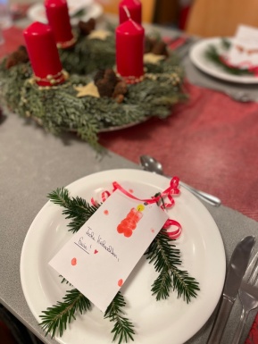 Weihnachtlich gedeckter Tisch