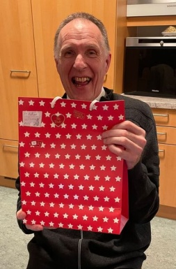 Mann zeigt Geschenkesackerl