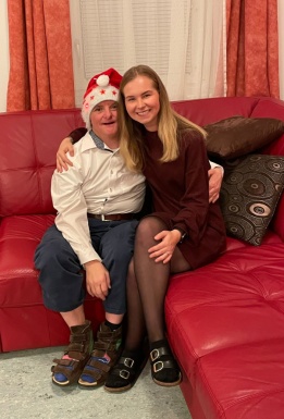 Frau und Mann umarmen sich freundschaftlich