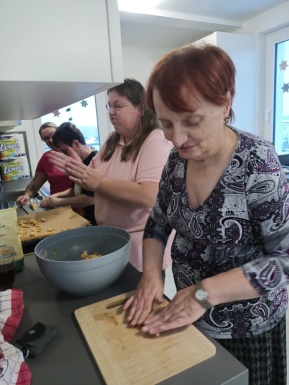 Menschen in der Küche die gemeinsam backen