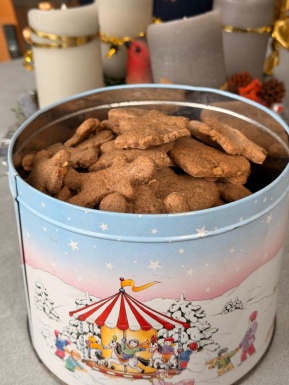 Eine Keksdose voller Kekse