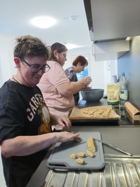 Frauen in der Küche die gemeinsam backen