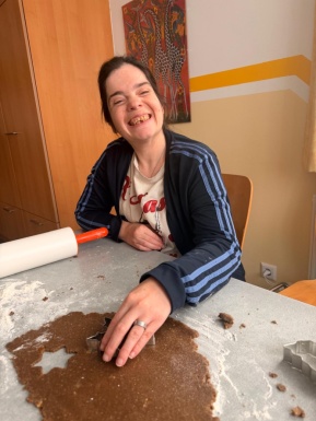 Frau beim Kekse Ausstechen