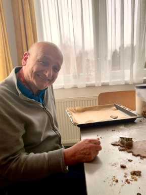 Mann beim Kekse ausstechen