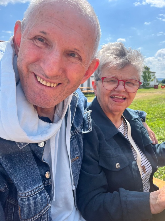 Selfie eines älteren Pärchens in der Sonne