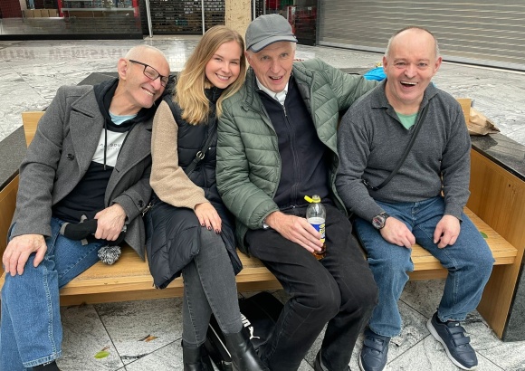 Selfie eines älteren Pärchens in der Sonne